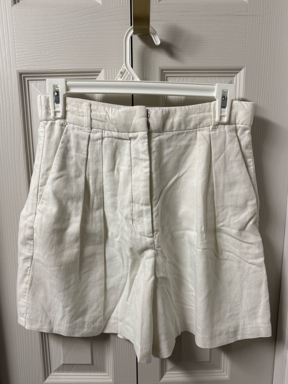 Classic High-Waist White Pleated Abercrombie Shorts
